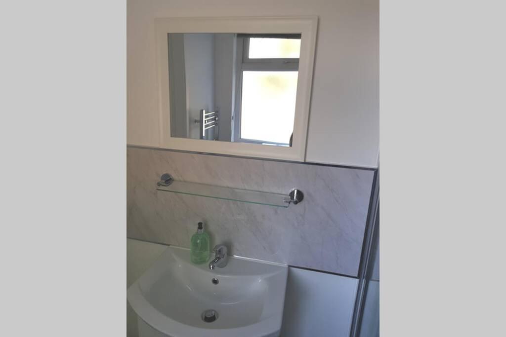 דירות 2Nd Floor Comfy Swindon Centre - Loft Studio מראה חיצוני תמונה